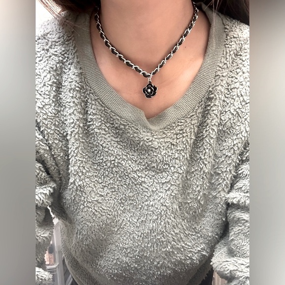 Black Camellia Flower Women's Necklace Choker - Picture 10 of 11